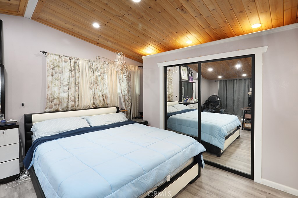 9802 Chanticleer Road Anaheim, CA 92804 - Photo 21 of 31 a bedroom with double bed and a large mirror