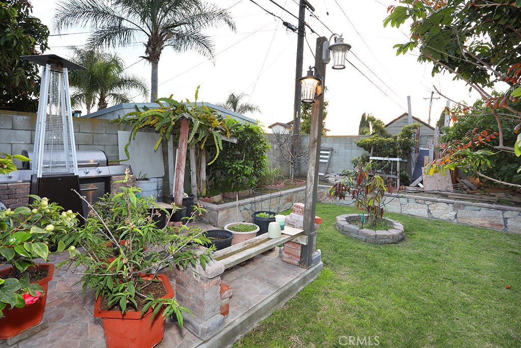 9802 Chanticleer Road Anaheim, CA 92804 - Photo 28 of 31 a view of a chairs and table in the patio