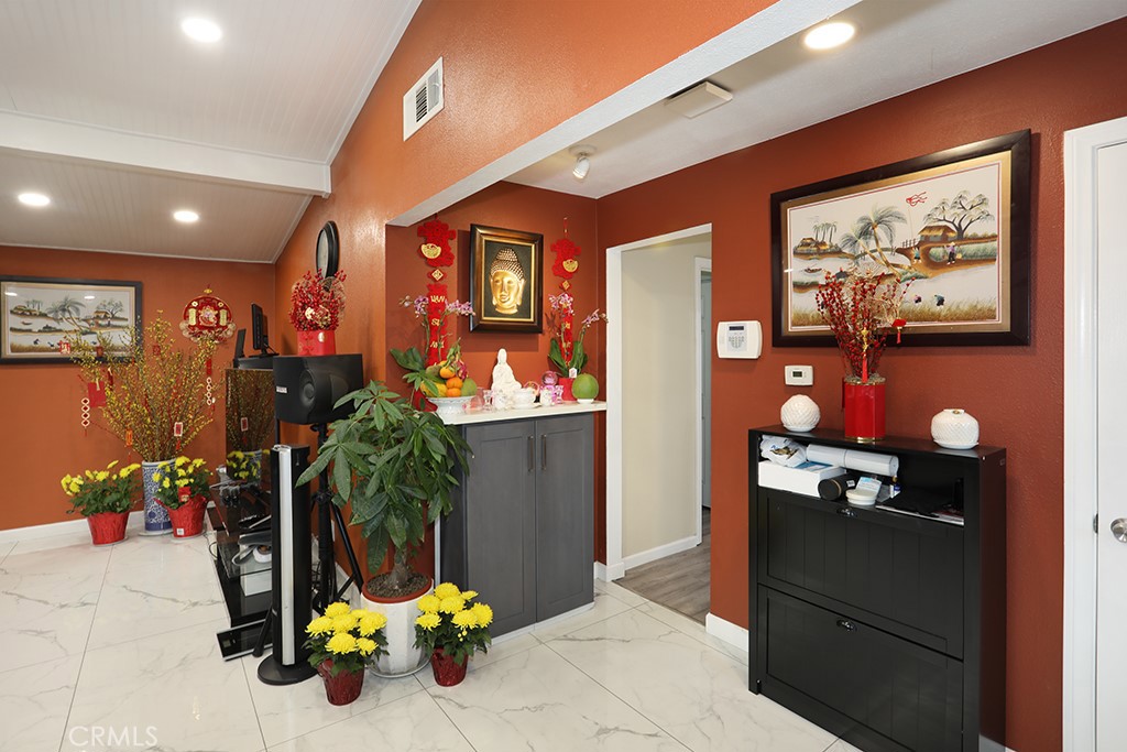 9802 Chanticleer Road Anaheim, CA 92804 - Photo 5 of 31