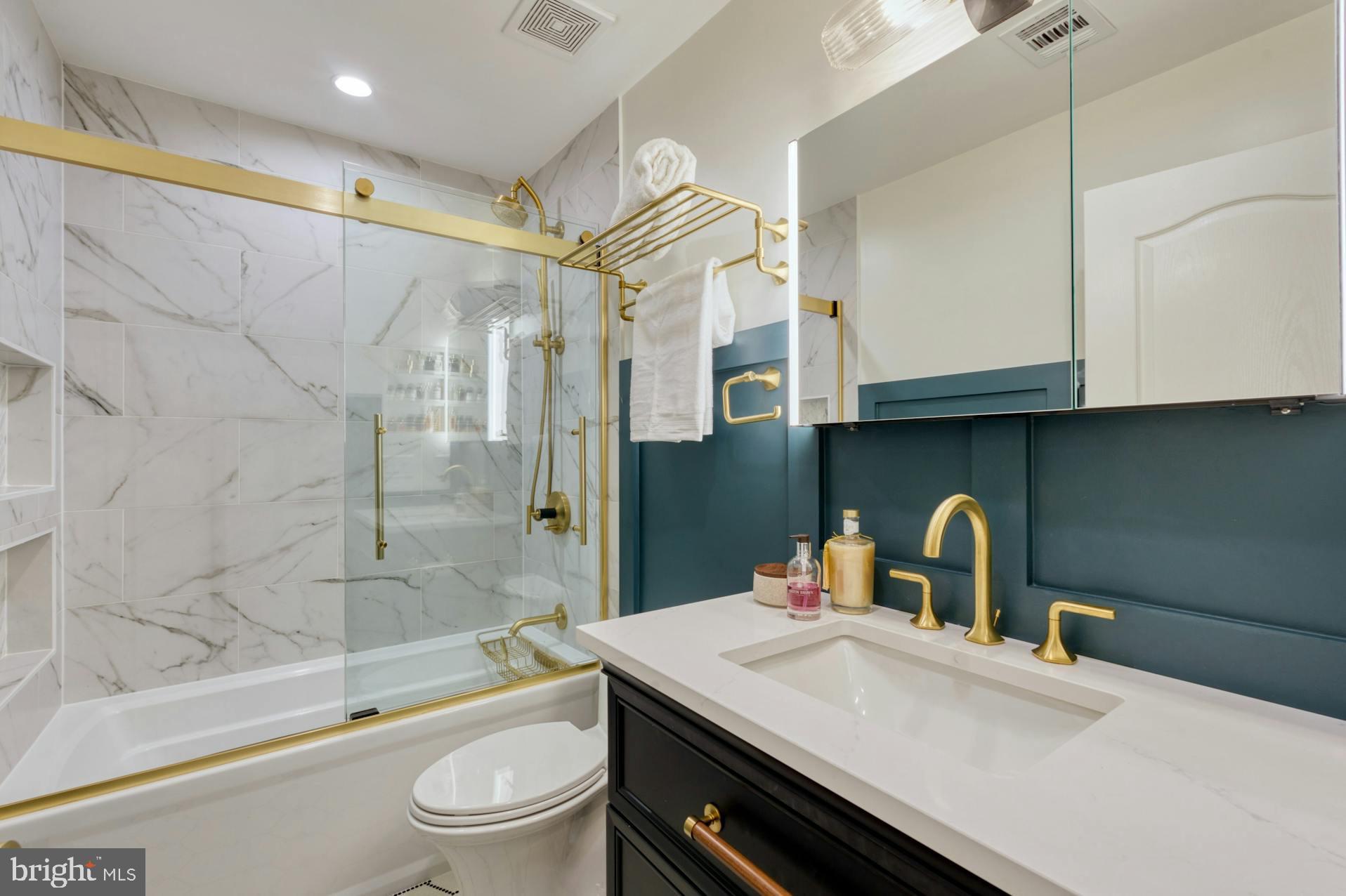 12027 Edgemere Circle Reston, VA 20190 - Photo 24 of 35 BOLD & CLASSY hall bath