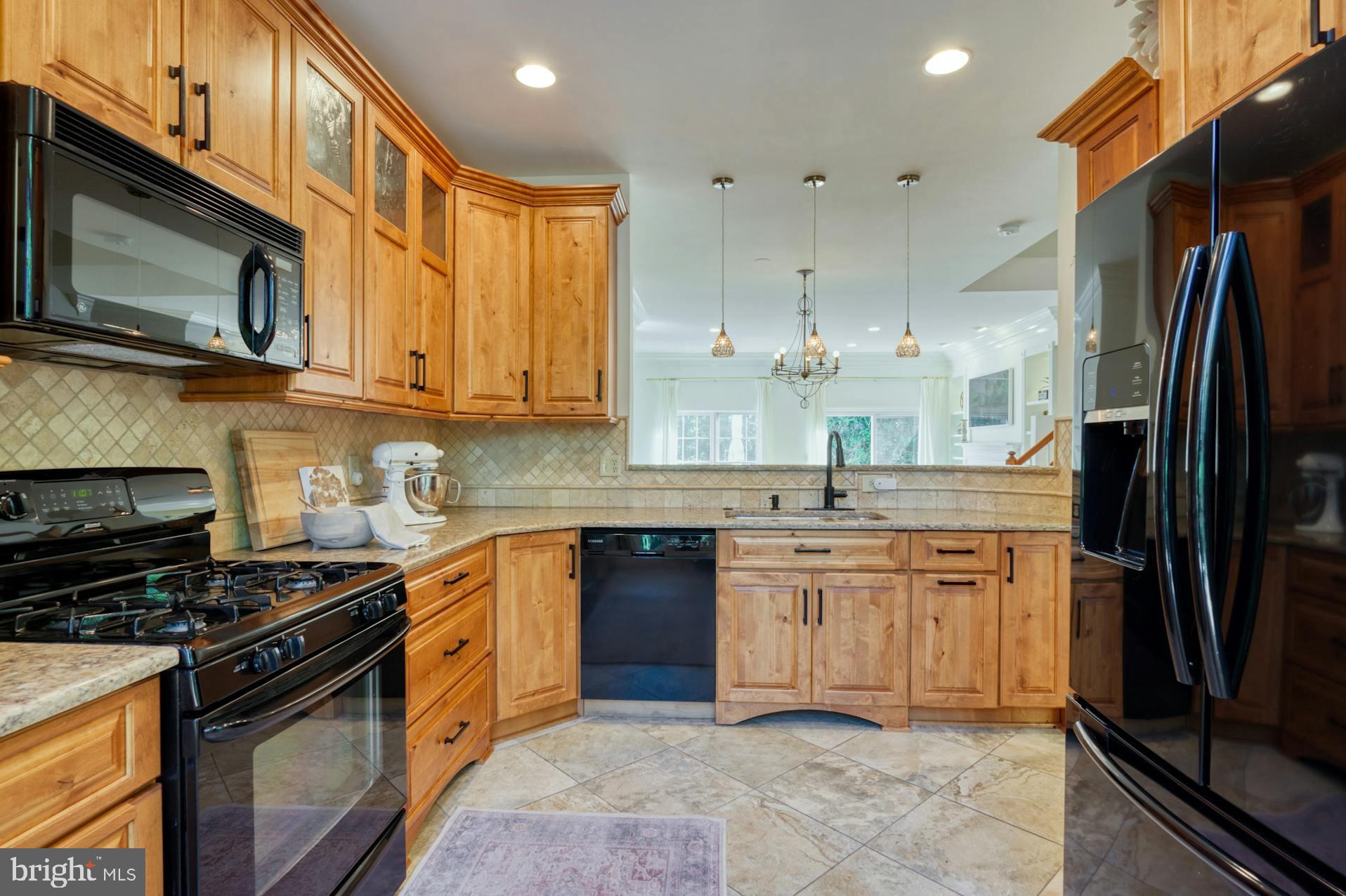 12027 Edgemere Circle Reston, VA 20190 - Photo 4 of 35 HIGH QUALITY custom kitchen