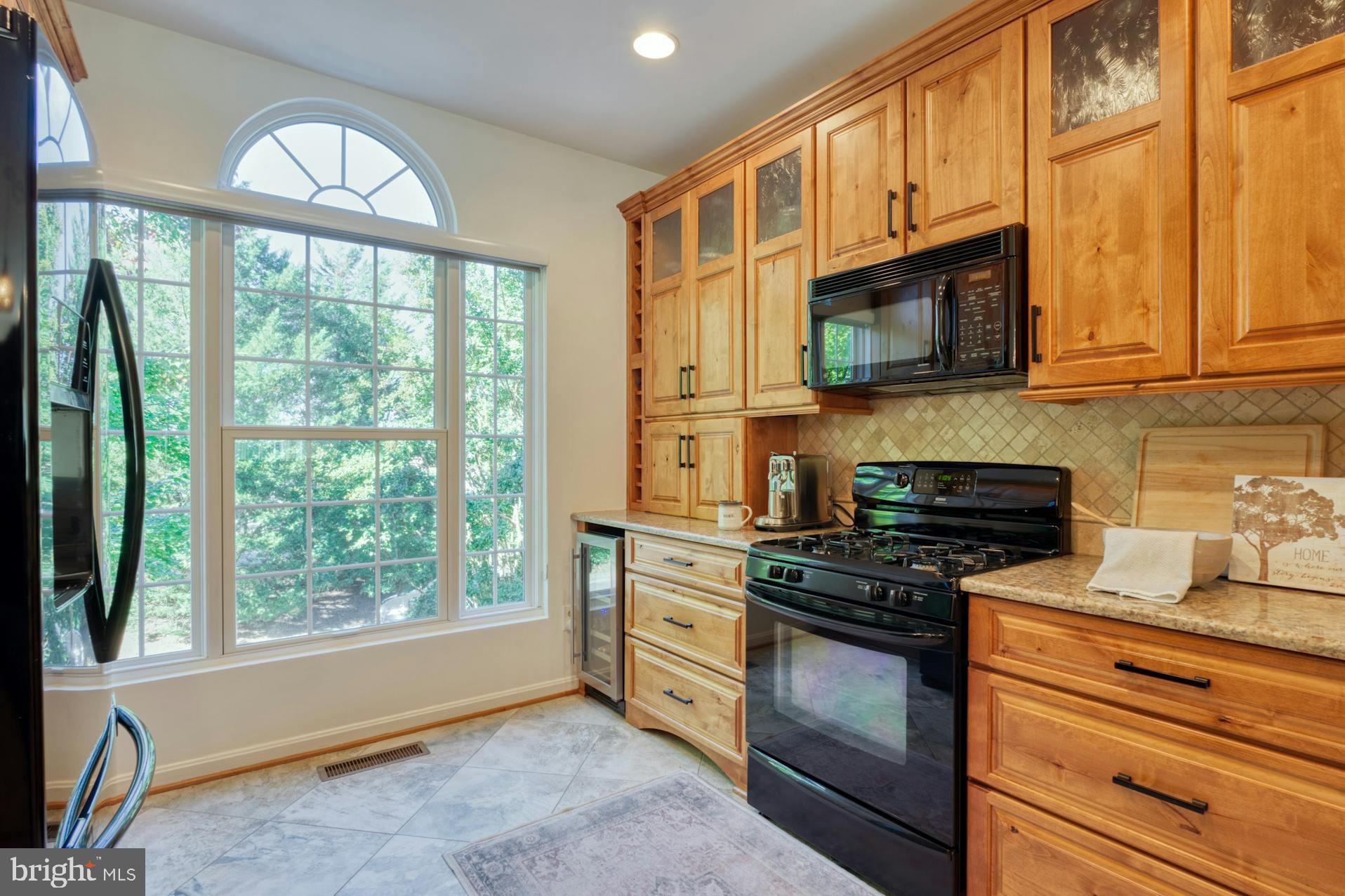 12027 Edgemere Circle Reston, VA 20190 - Photo 5 of 35 LOTS OF LIGHT