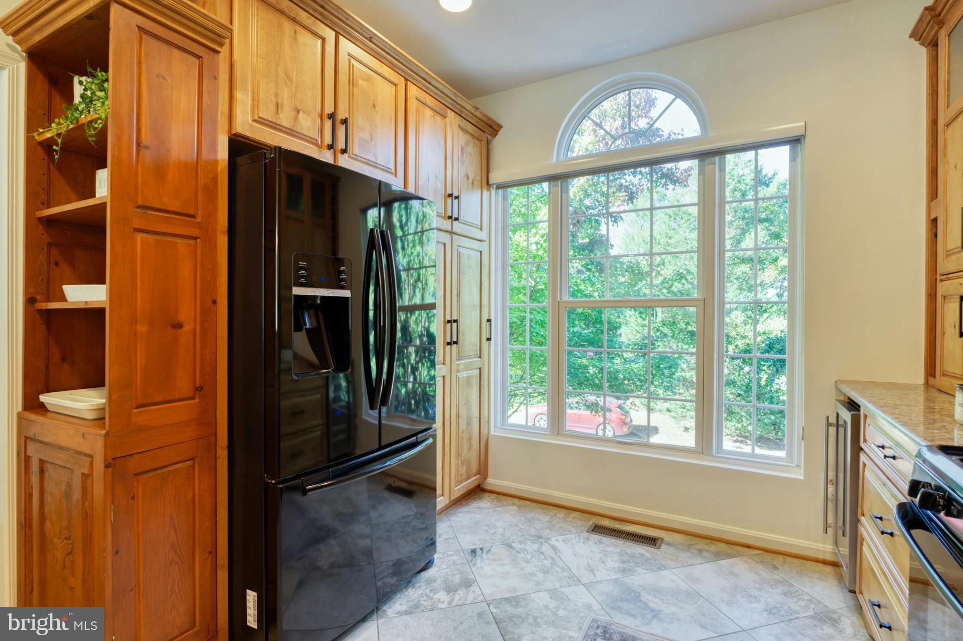 12027 Edgemere Circle Reston, VA 20190 - Photo 7 of 35 LOADS of cabinet space