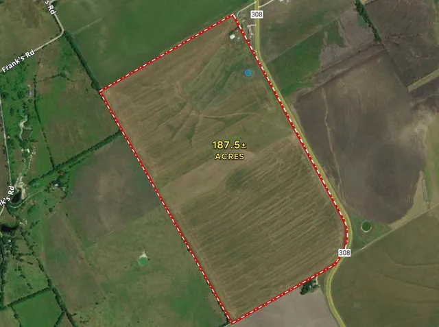 a view of a tennis court