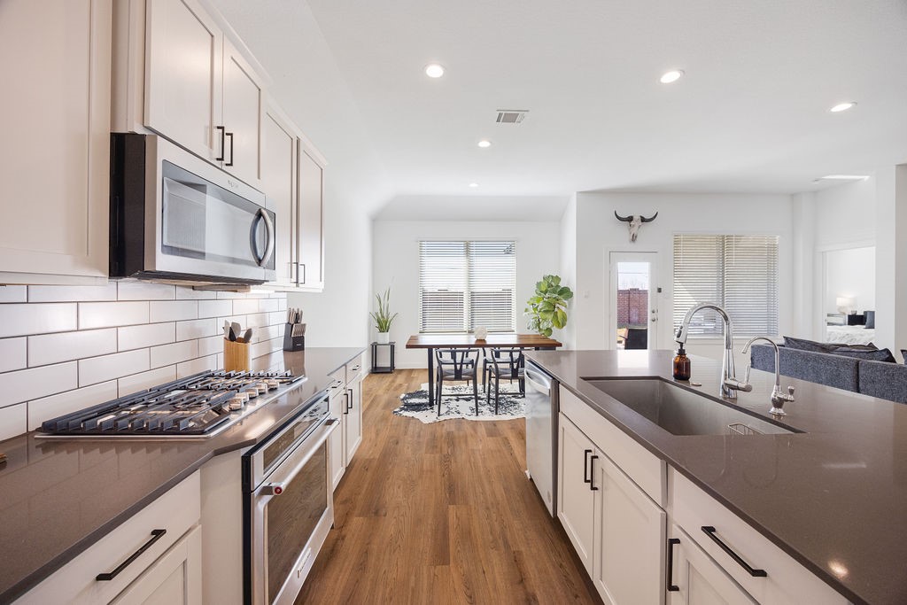 116 Solana Point Drive Katy, TX 77493 - Photo 4 of 31 The kitchen boasts granite counter tops on a huge island ideal for making dinner every night.