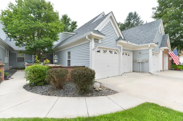 $409,900 | 1262 Pondview Lane, White Bear Lake, MN 55110