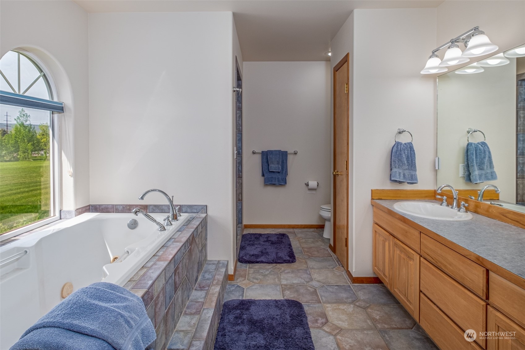 12872 Rd B.7 Northwest Ephrata, WA 98823 - Photo 13 of 33 a bathroom with a tub sink and mirror
