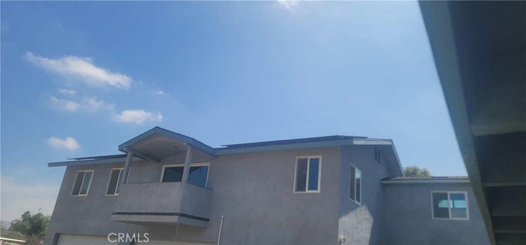 a view of entryway with kitchen