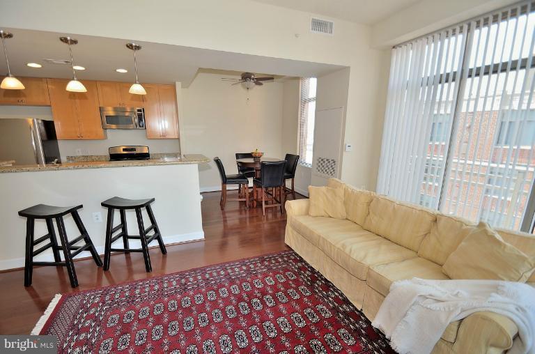 3650 South Glebe Road, Unit 638 Arlington, VA 22202 - Photo 4 of 24 a living room with furniture and a dining table