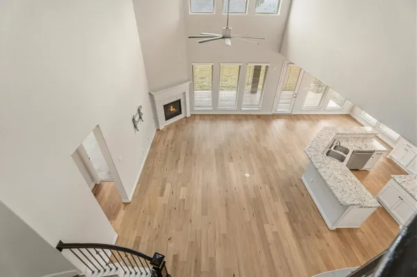 a view of entryway and kitchen