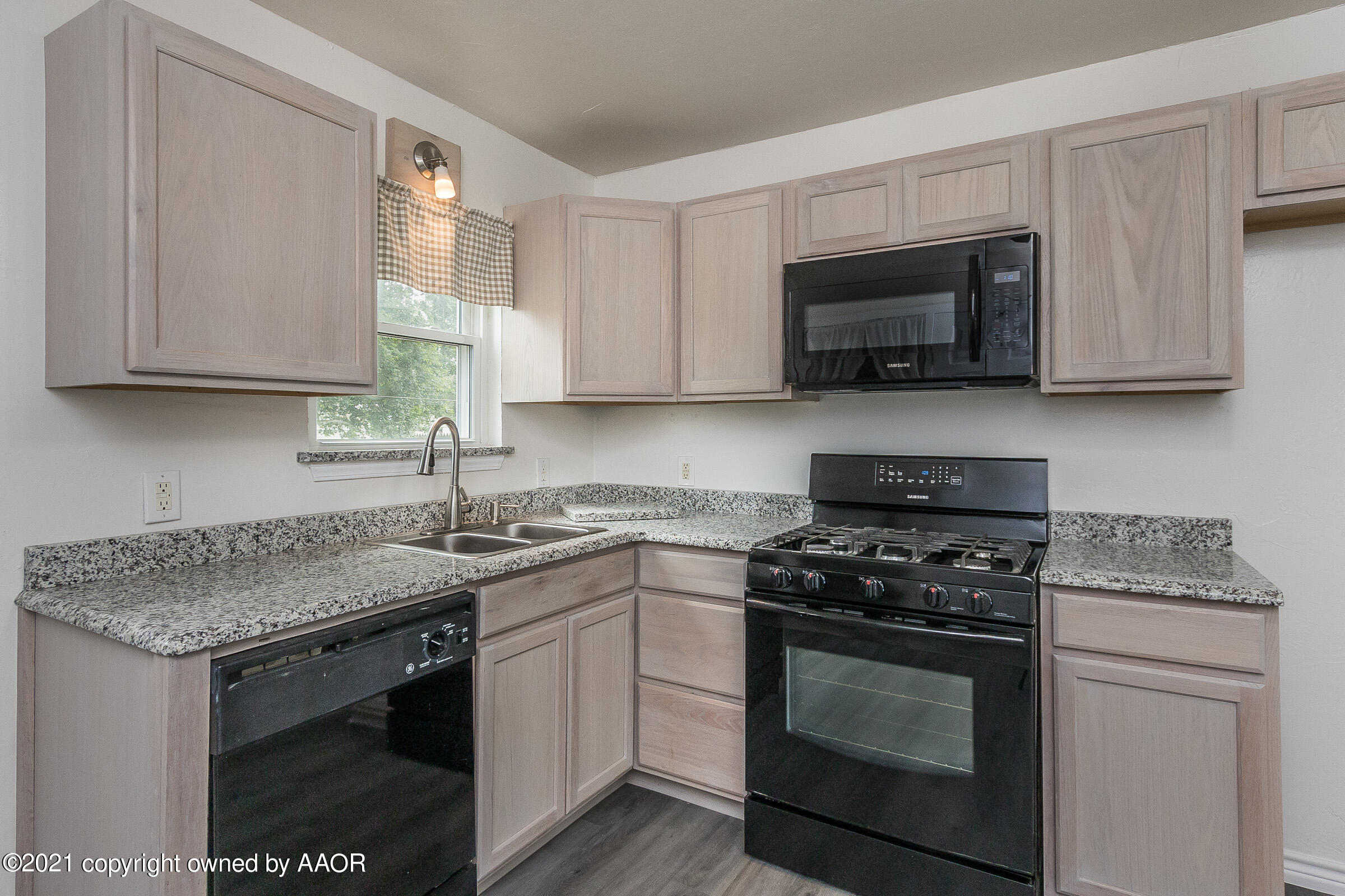 4215 Cline Road Amarillo, TX 79110 - Photo 8 of 22 008_Kitchen 3
