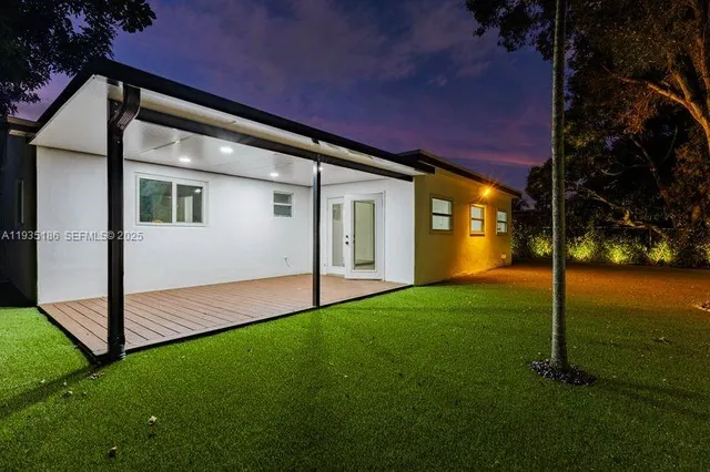 a view of back yard of the house