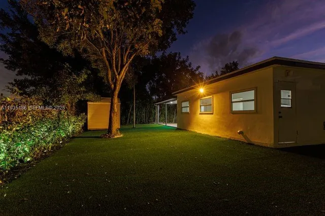 a view of a big room with a big yard