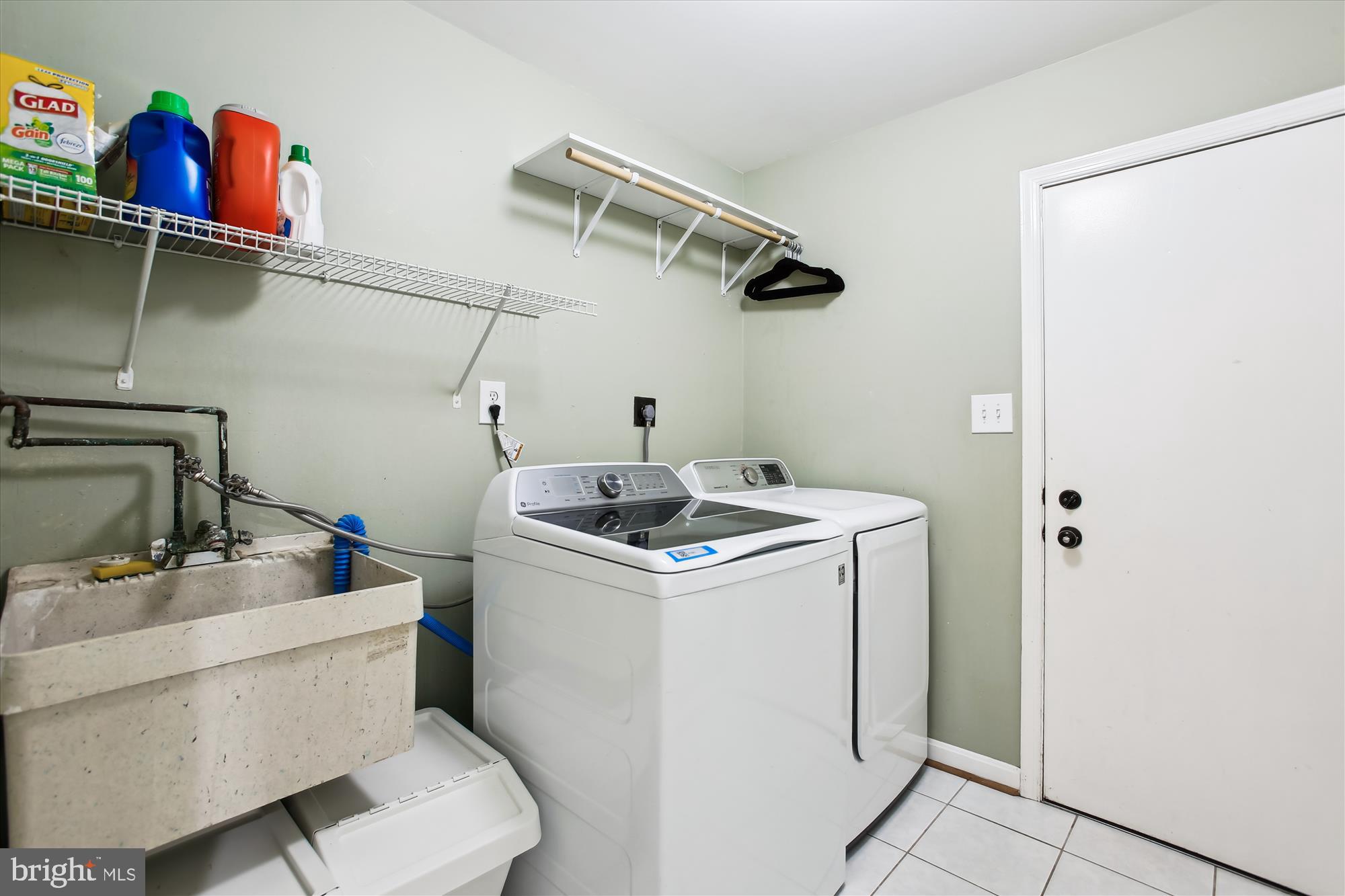 8231 Crown Court Road Alexandria, VA 22308 - Photo 16 of 33 a utility room with dryer and washer