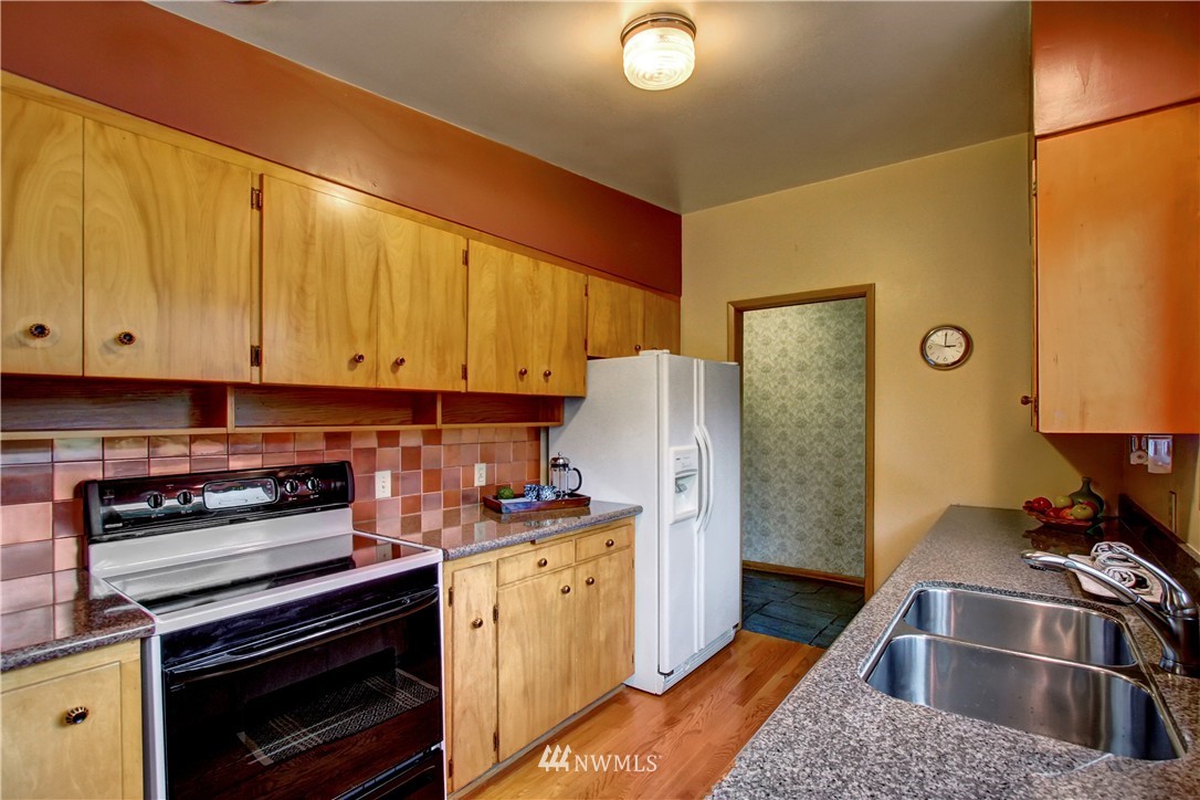 9033 Meridian Place North Seattle, WA 98103 - Photo 6 of 20 Gallery Image 6