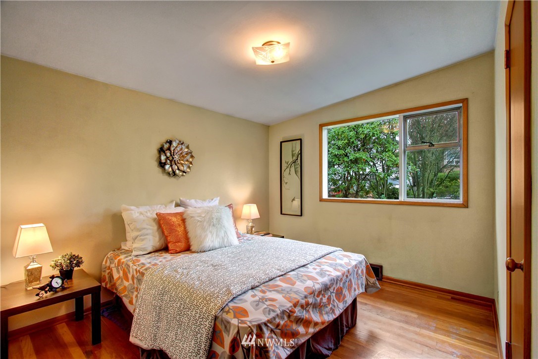 9033 Meridian Place North Seattle, WA 98103 - Photo 9 of 20 Gallery Image 9