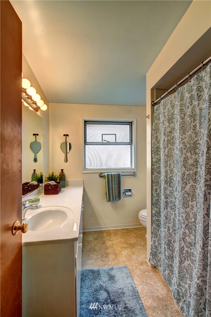 9033 Meridian Place North Seattle, WA 98103 - Photo 10 of 20 Gallery Image 10