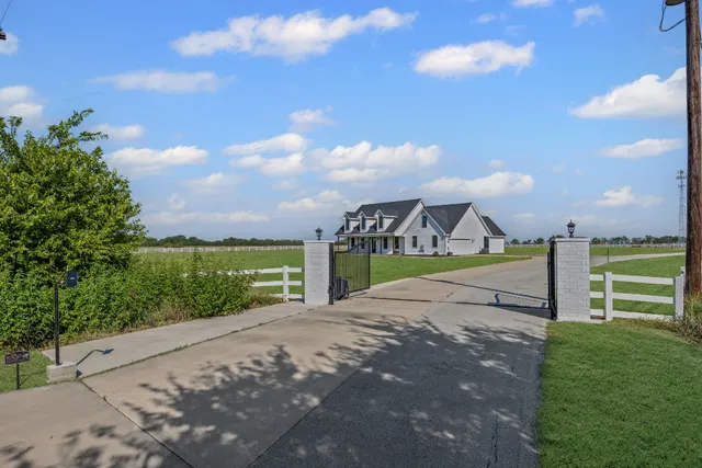 $799,999 | 821 Silent Valley Road, Lockhart, TX 78644