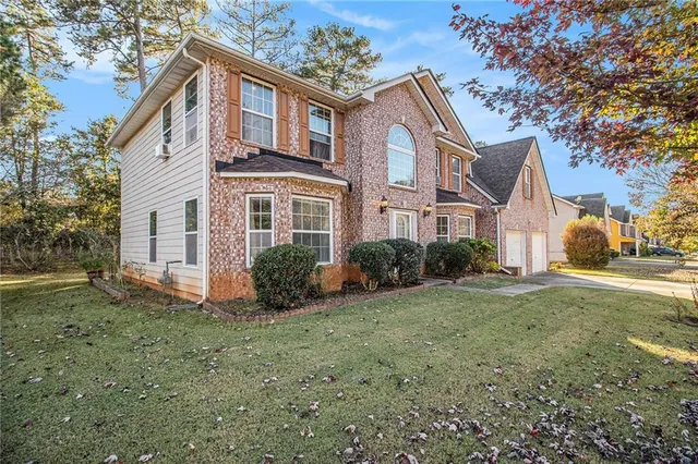 a view of a house with a yard