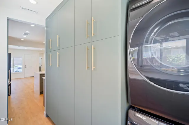 a view of utility room