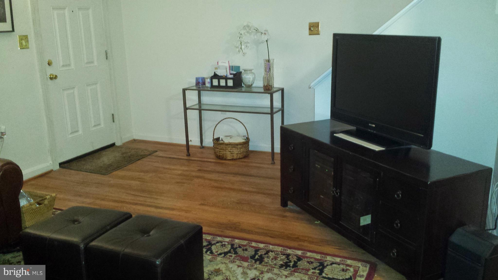 9005 Manchester Road Silver Spring, MD 20901 - Photo 7 of 22 Living Room
