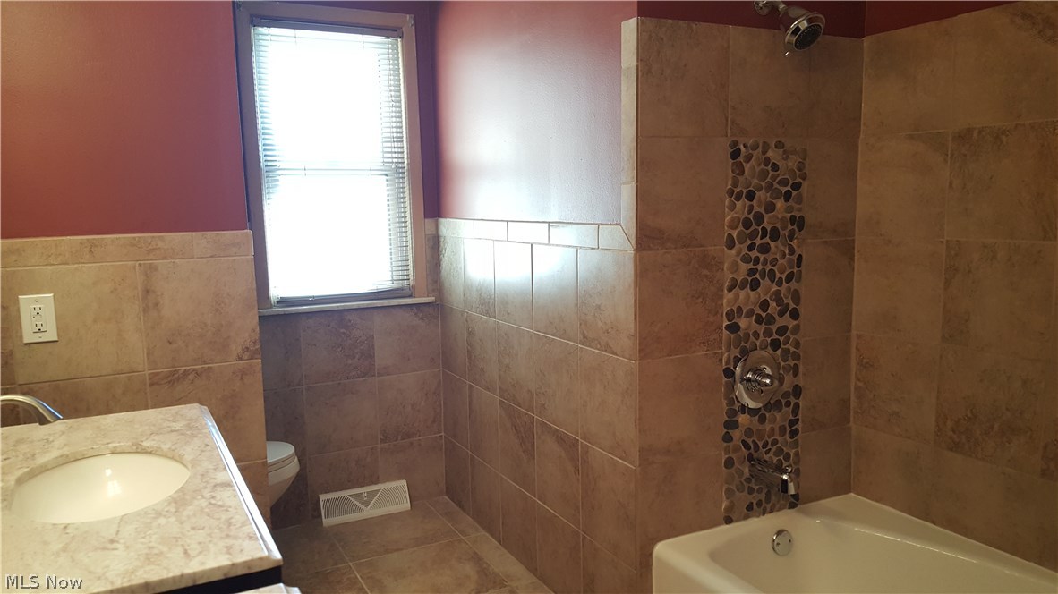 4674 Belfiore Road Cleveland, OH 44128 - Photo 16 of 25
