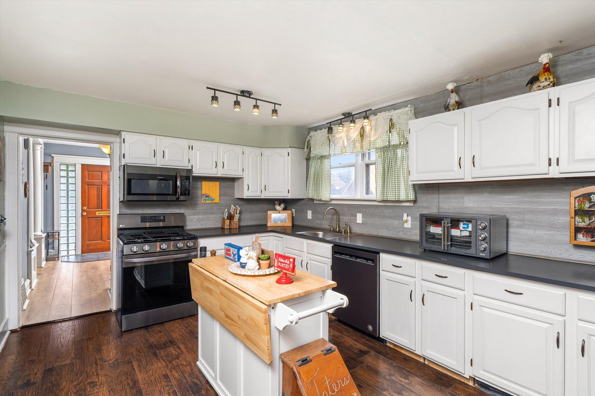 32 Lincoln Avenue Clementon, NJ 08021 - Photo 12 of 32 Charming kitchen with modern touches.
