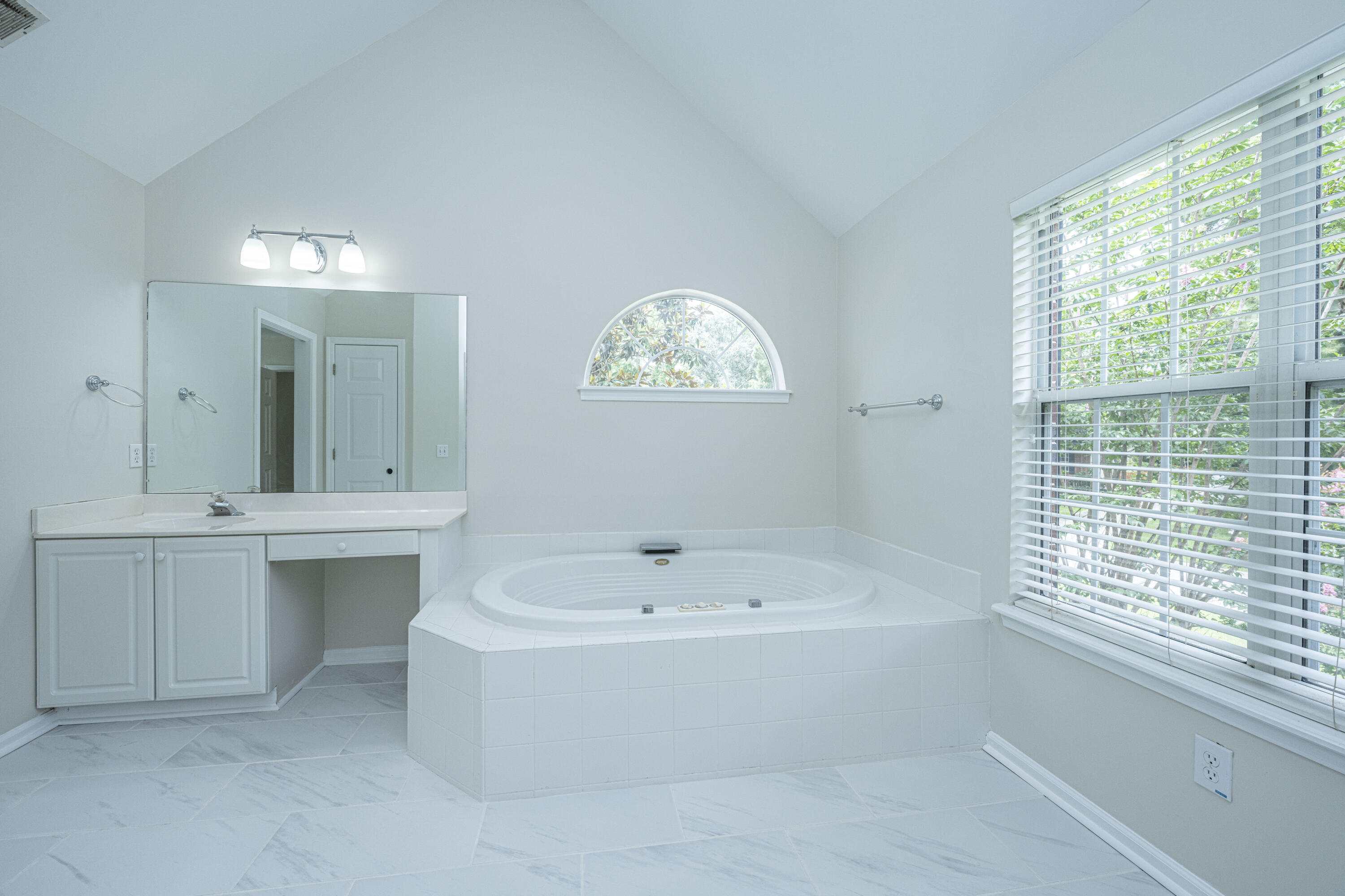 134 Old Course Road Summerville, SC 29485 - Photo 27 of 42 Master Whirlpool Tub