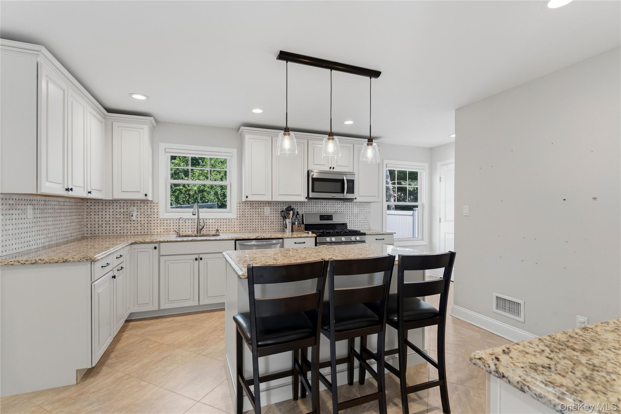 17 Woodwaye Road Plainview, NY 11803 - Photo 12 of 41