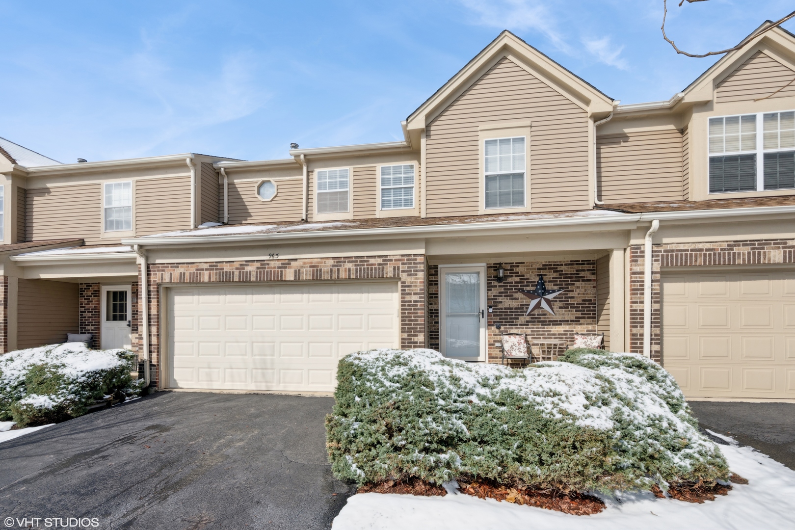 963 Old Oak Circle Algonquin, IL 60102 - Photo 1 of 28 a front view of a house with garden