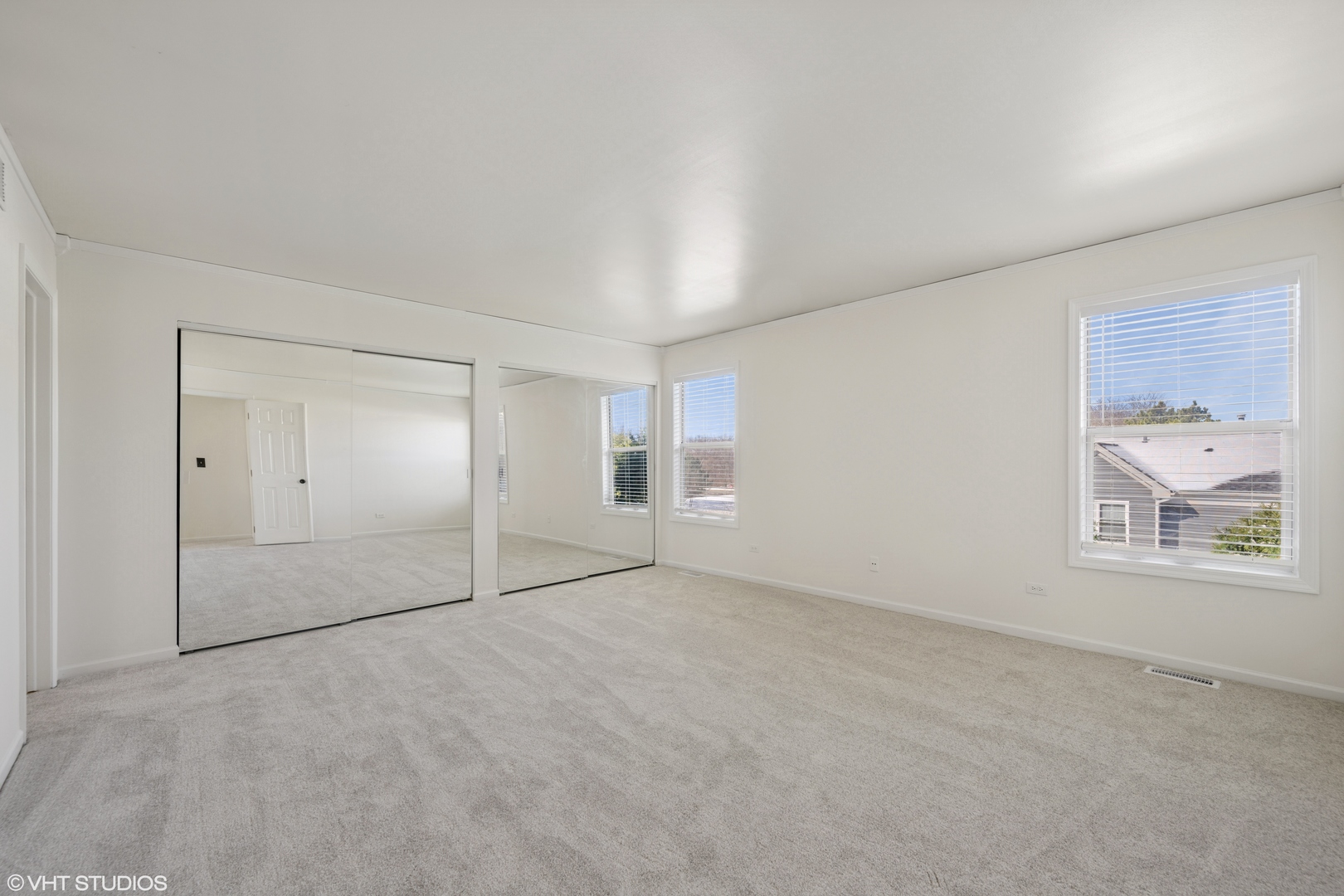 963 Old Oak Circle Algonquin, IL 60102 - Photo 13 of 28 an empty room with windows and closet