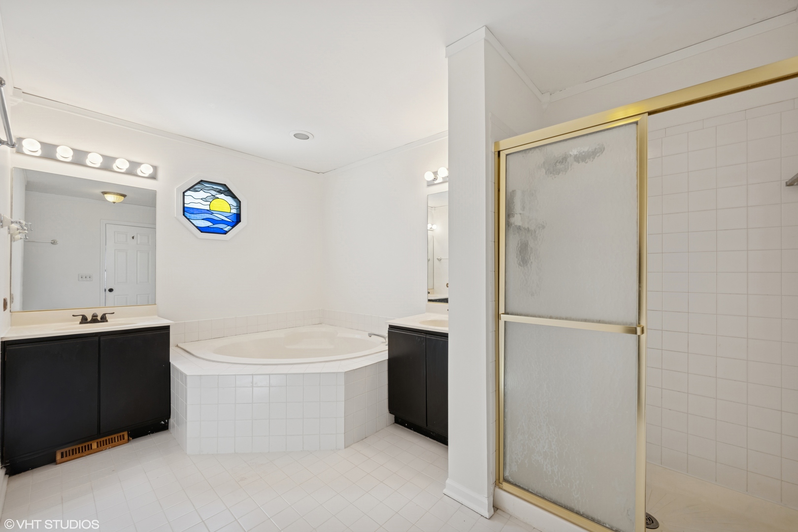 963 Old Oak Circle Algonquin, IL 60102 - Photo 15 of 28 a bathroom with a bathtub sink vanity and mirror