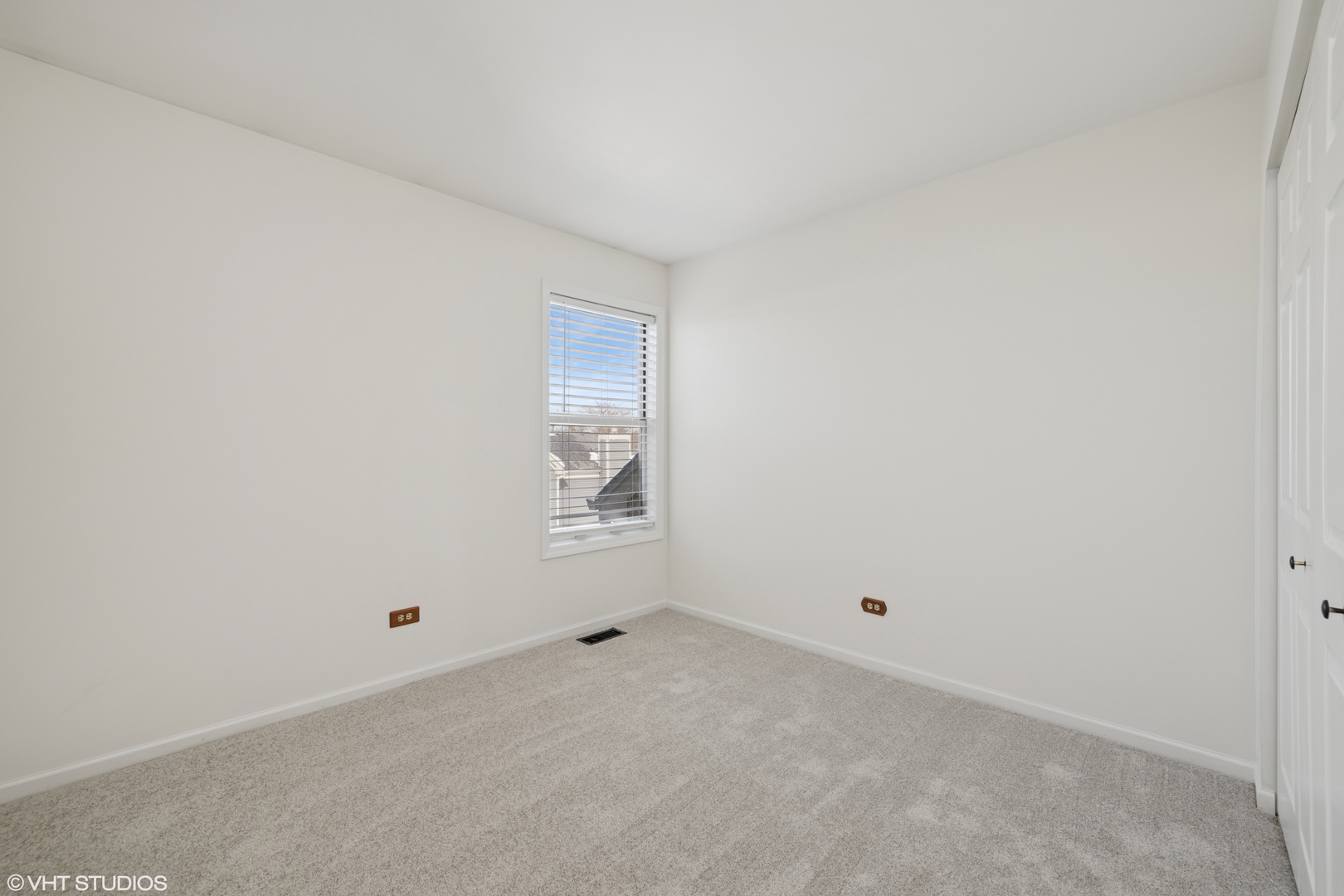 963 Old Oak Circle Algonquin, IL 60102 - Photo 16 of 28 a view of an empty room and window