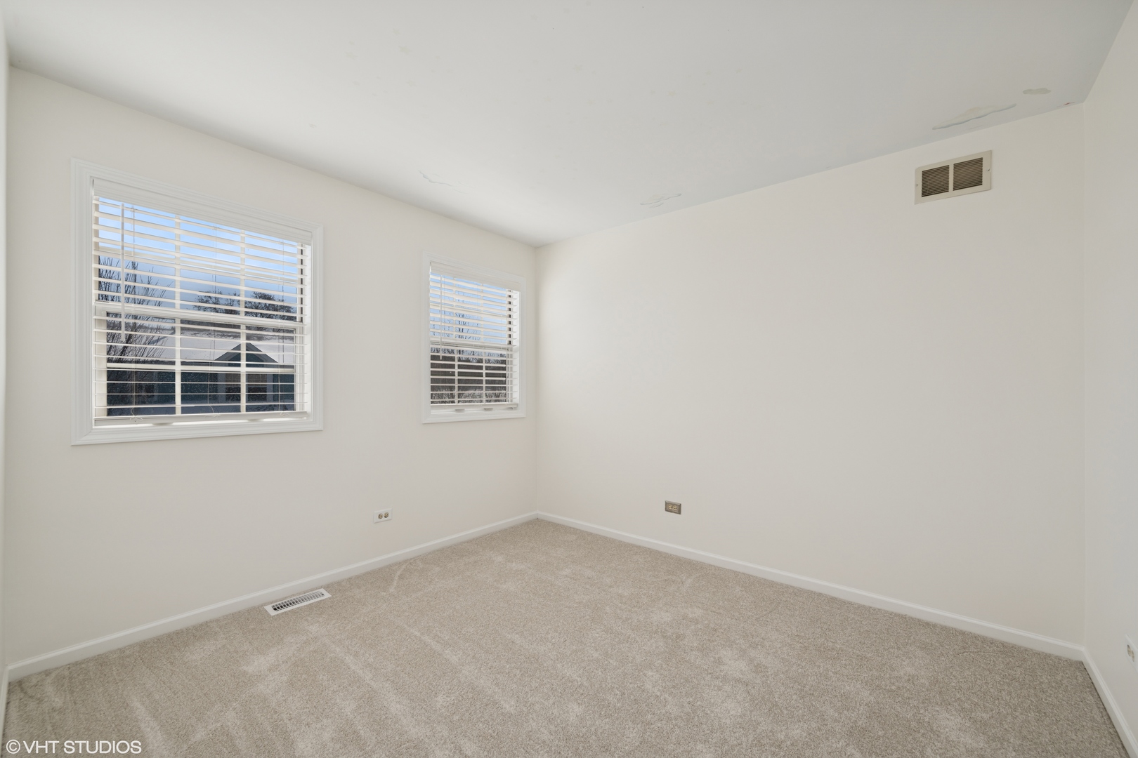 963 Old Oak Circle Algonquin, IL 60102 - Photo 17 of 28 an empty room with windows