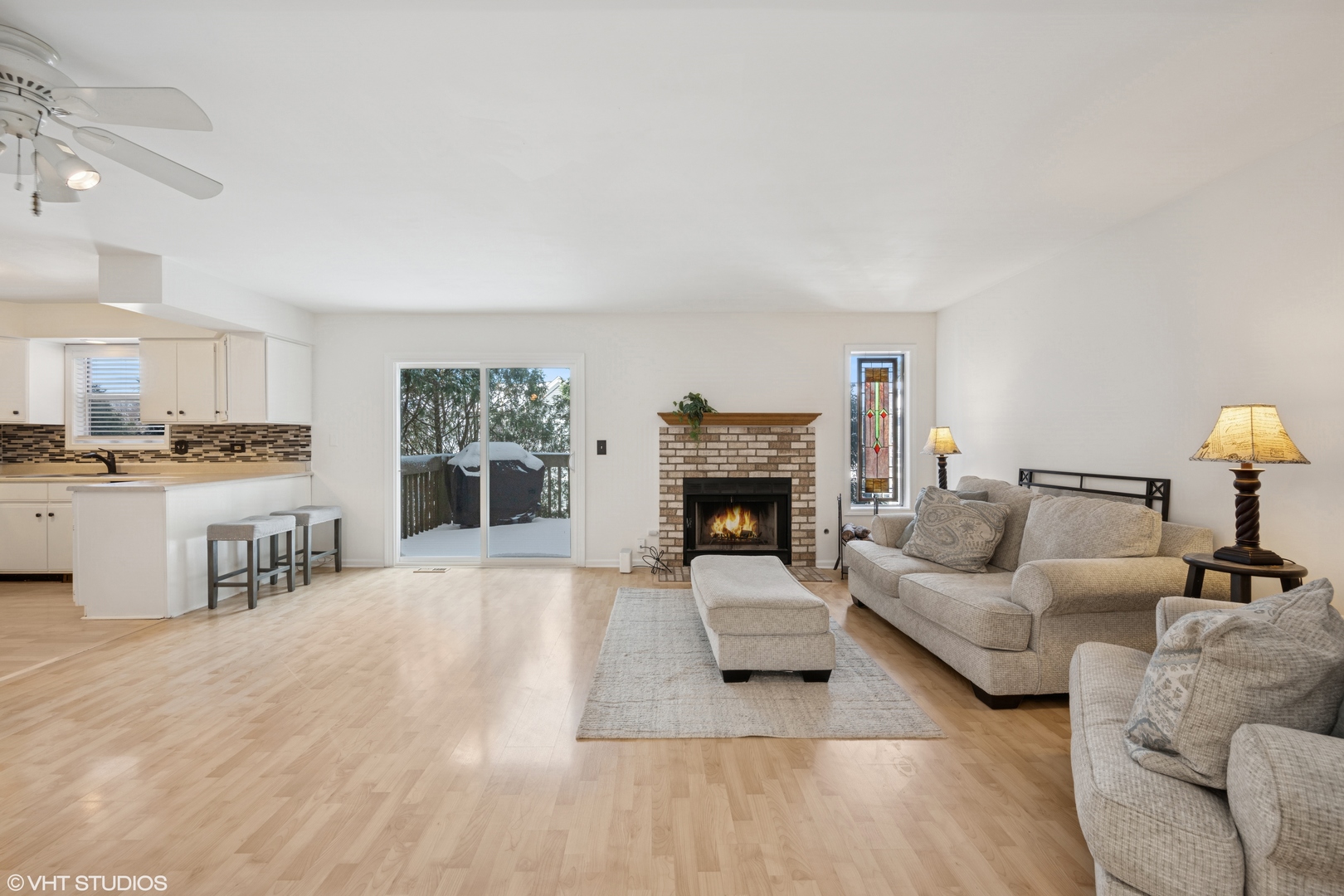 963 Old Oak Circle Algonquin, IL 60102 - Photo 2 of 28 a living room with furniture and a fireplace
