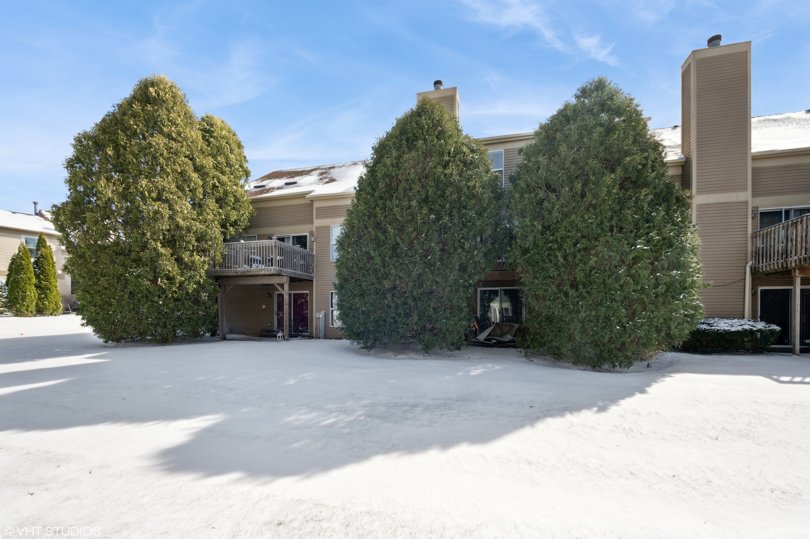 963 Old Oak Circle Algonquin, IL 60102 - Photo 23 of 28 a front view of a house with yard and trees