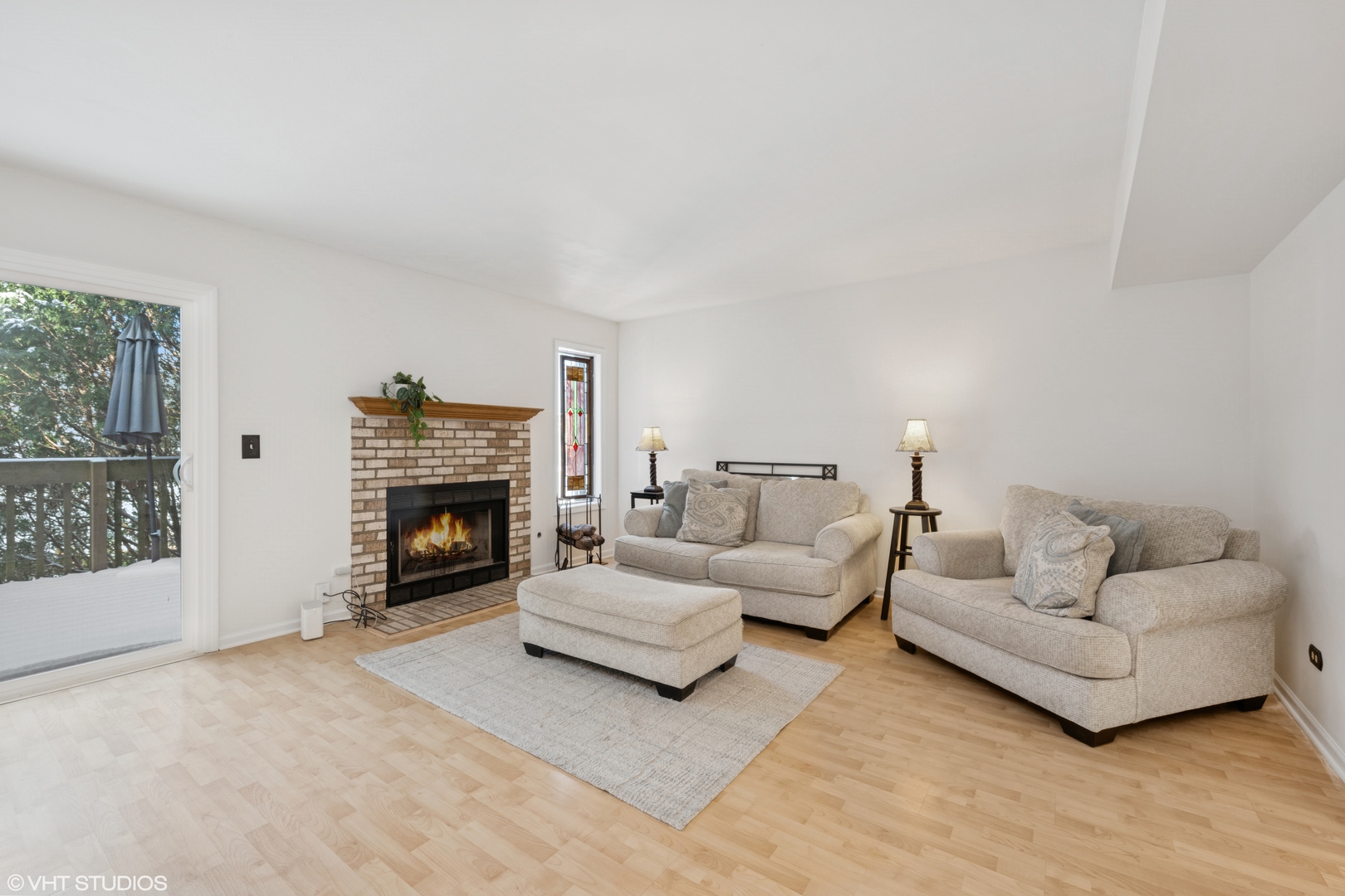 963 Old Oak Circle Algonquin, IL 60102 - Photo 4 of 28 a living room with furniture and a fireplace