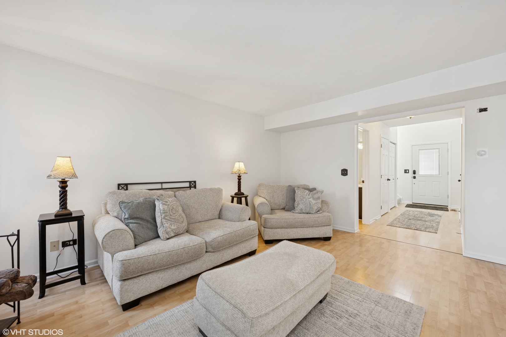 963 Old Oak Circle Algonquin, IL 60102 - Photo 5 of 28 a living room with furniture and a lamp