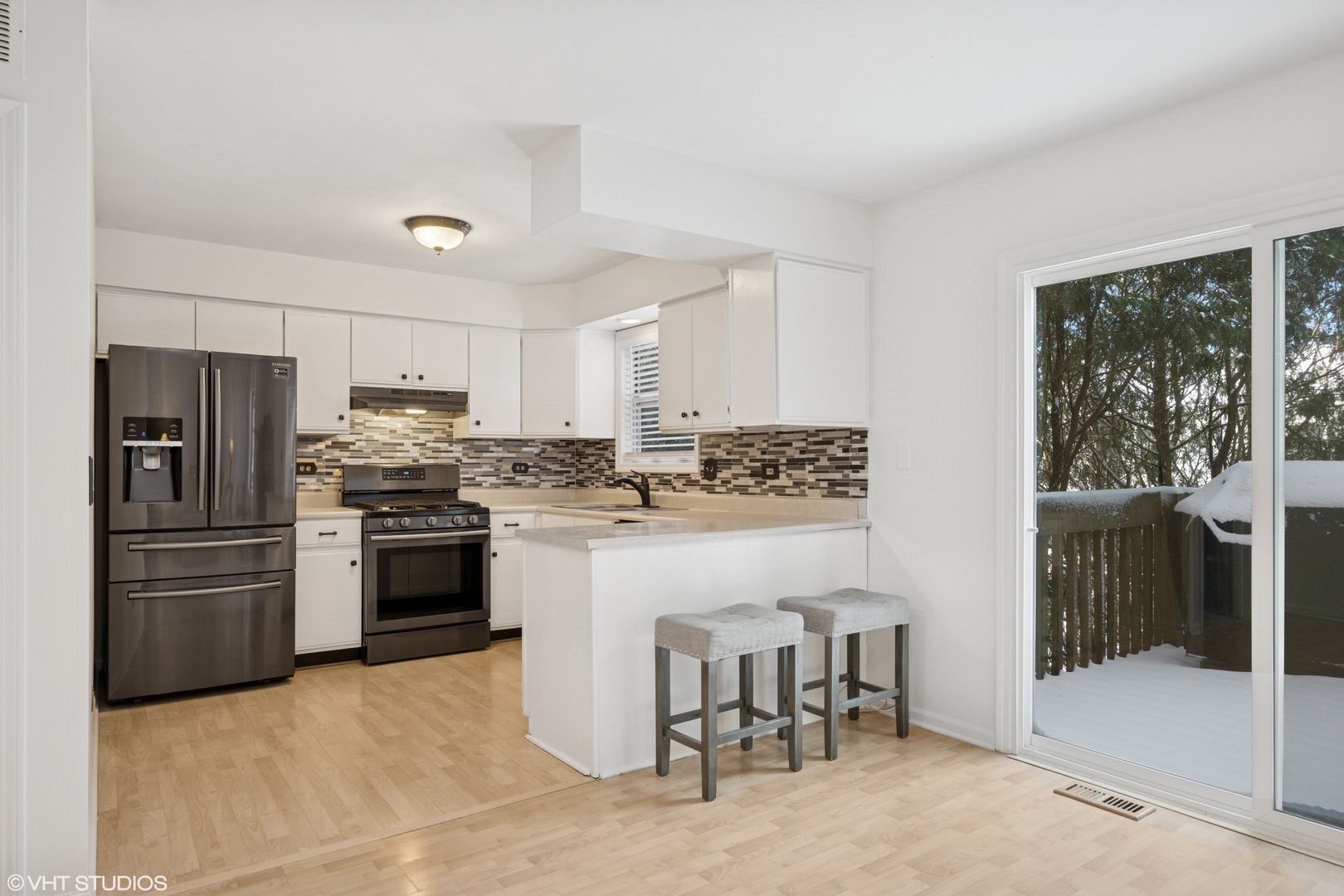 963 Old Oak Circle Algonquin, IL 60102 - Photo 7 of 28 a kitchen with a refrigerator and a stove top oven