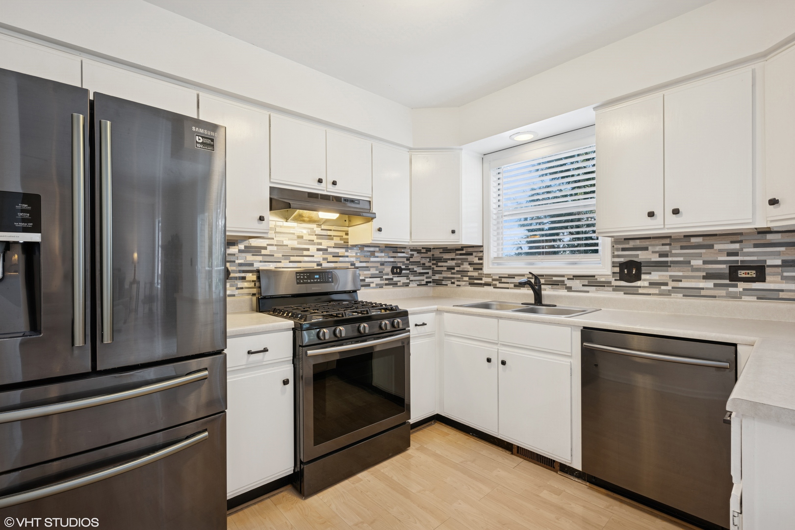 963 Old Oak Circle Algonquin, IL 60102 - Photo 9 of 28 a kitchen with granite countertop white cabinets and stainless steel appliances