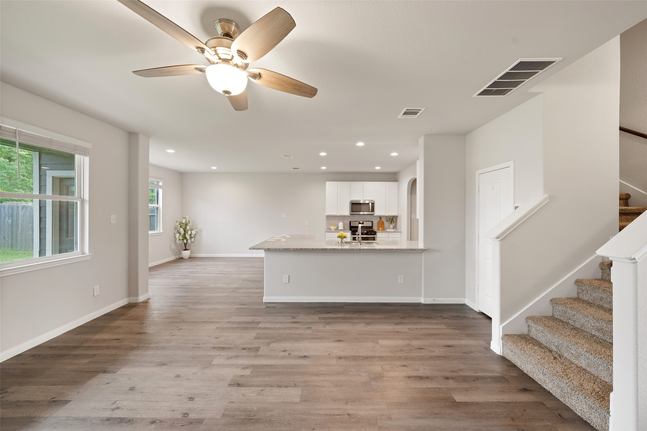 3628 Cub Drive Conroe, TX 77301 - Photo 4 of 32 Light & bright!
