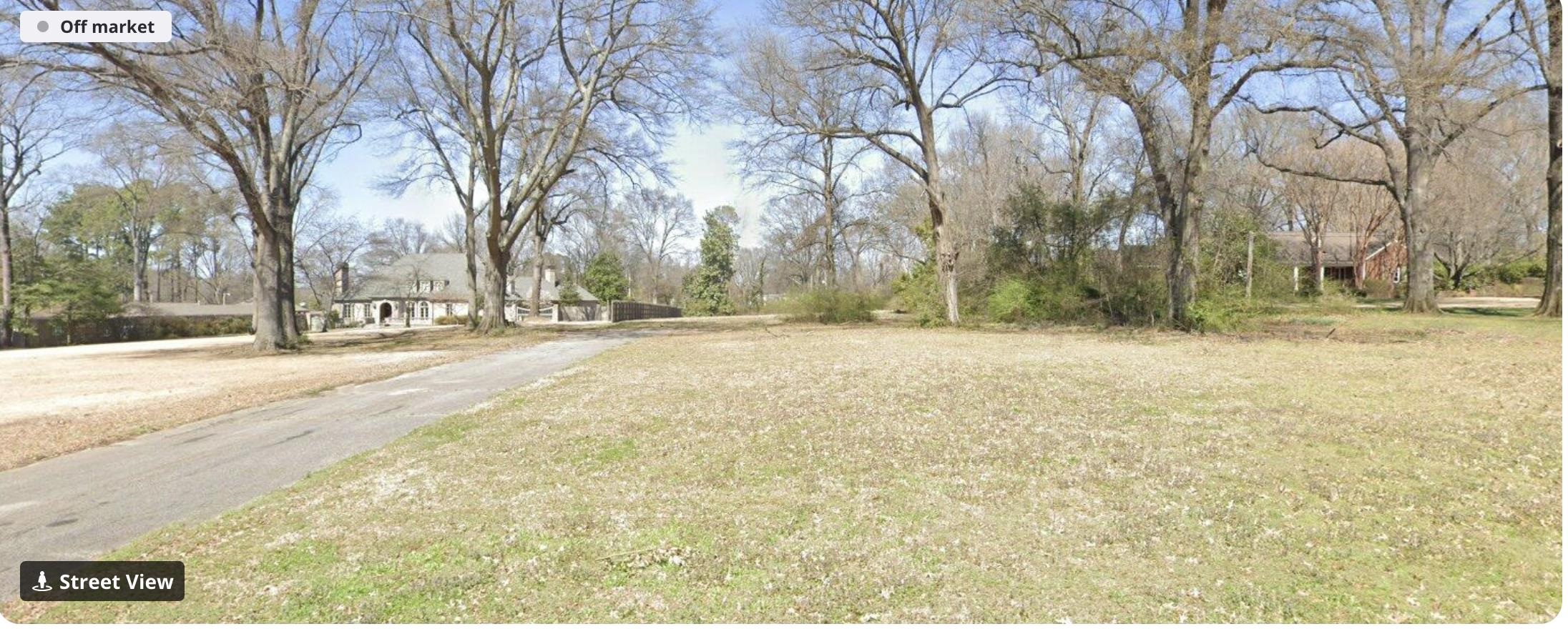 View of yard featuring driveway