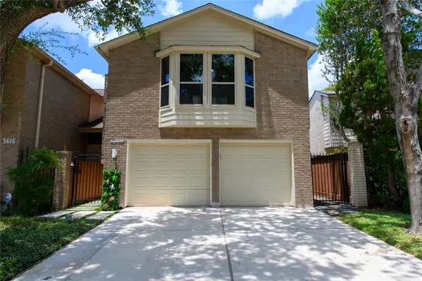 $2,800 | 5614 Innsbruck Street, Bellaire, TX 77401