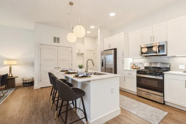 $1,950 | 555 Lakeview Parkway, Vernon Hills, IL 60061