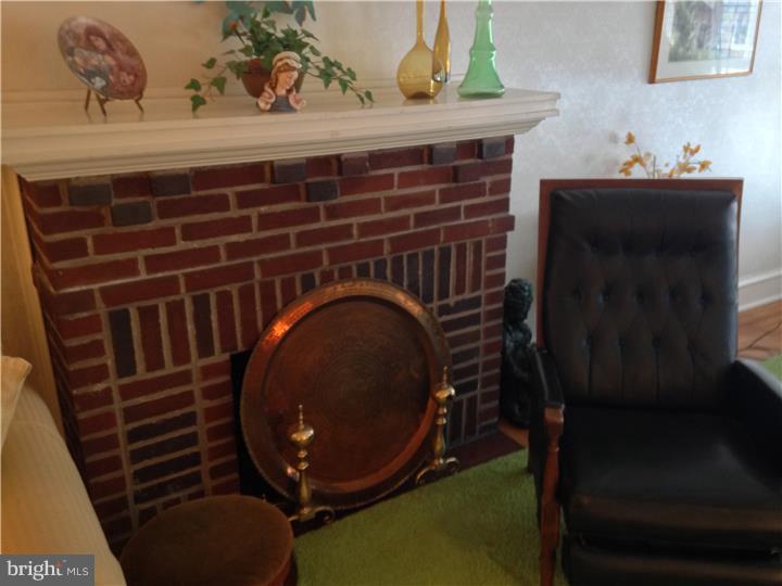 5633 Miriam Road Philadelphia, PA 19124 - Photo 4 of 25 Living Room