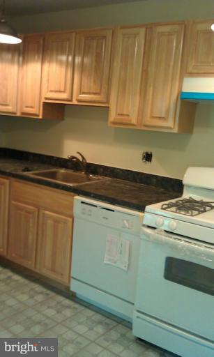 1346 Rolling Rd. Catonsville, MD 21228 - Photo 2 of 22 Kitchen