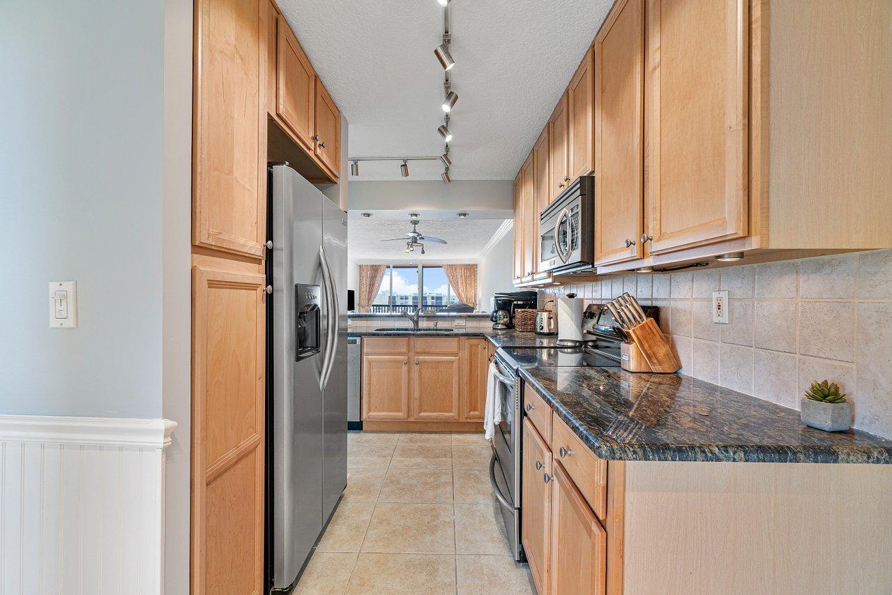 9 Royal Palm Way, Unit 606 Boca Raton, FL 33432 - Photo 3 of 26 004-9RoyalPalmWay-BocaRaton-FL-33432-SMA