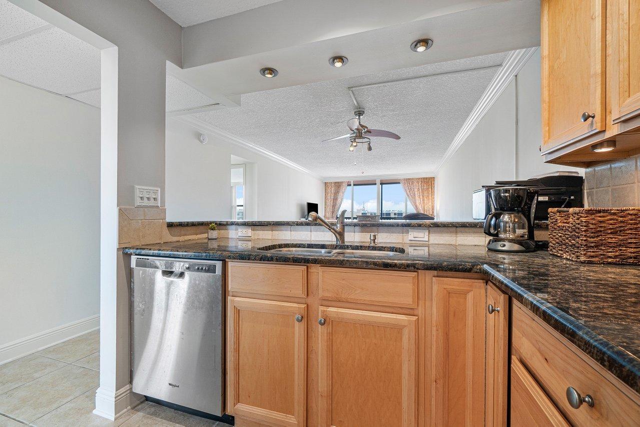 9 Royal Palm Way, Unit 606 Boca Raton, FL 33432 - Photo 5 of 26 006-9RoyalPalmWay-BocaRaton-FL-33432-SMA