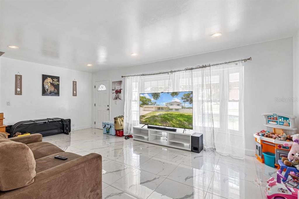 7613 Jackson Springs Road Tampa, FL 33615 - Photo 4 of 25 Gallery Image 4