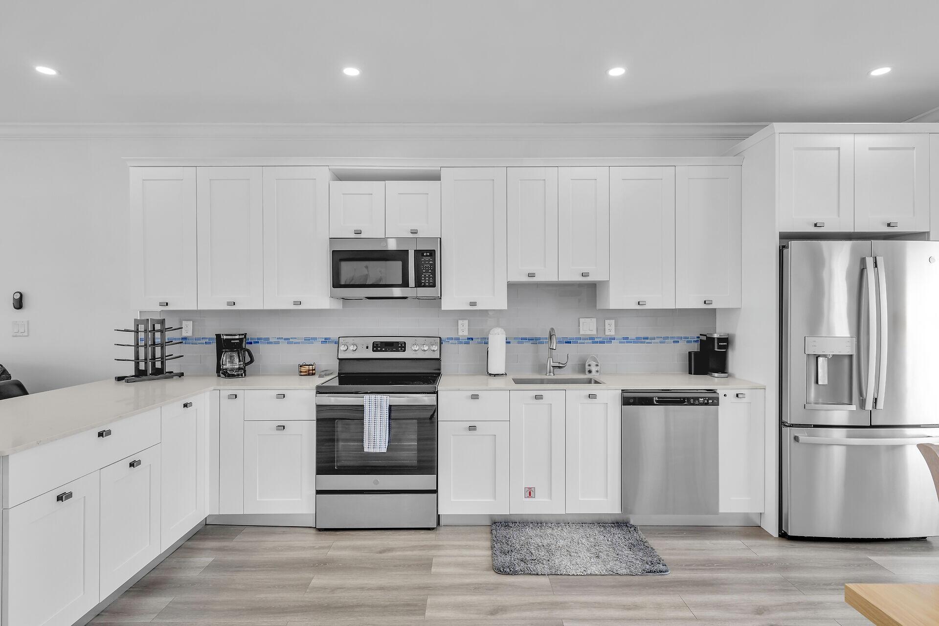 501 East Ocean Drive, Unit 9 Key Colony Beach, FL 33051 - Photo 8 of 47 Large Kitchen